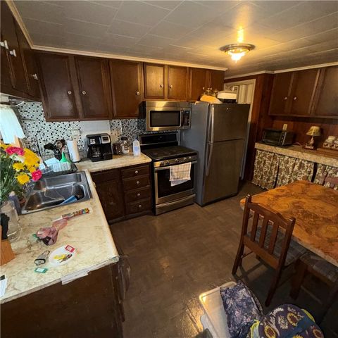 977 Sharon Rd, Beaver, PA 15009
