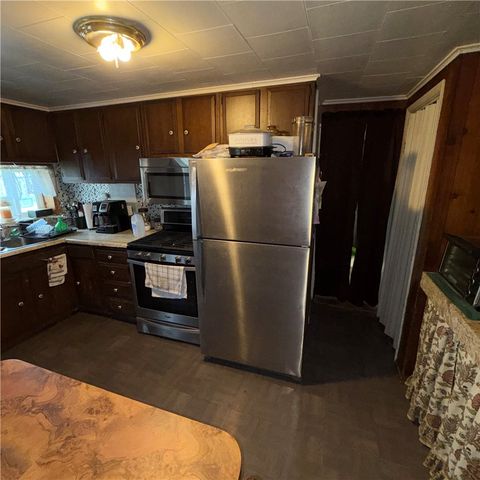 977 Sharon Rd, Beaver, PA 15009