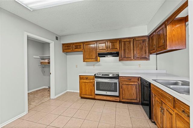 10810 W 116th Street, Overland Park, KS 66210