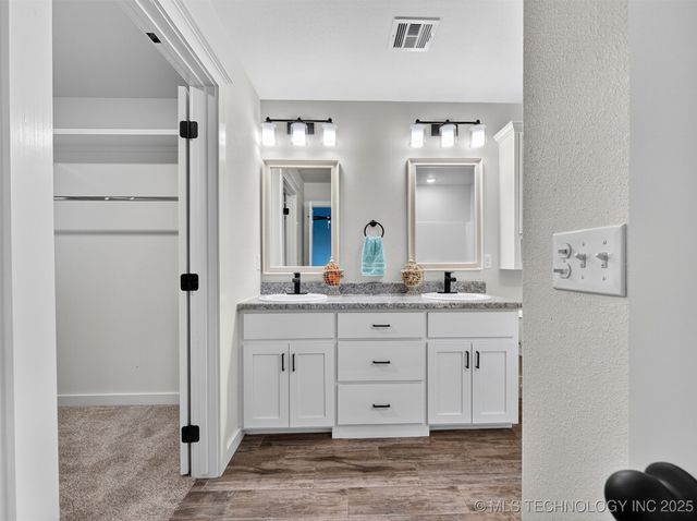 226 W Price Avenue, Oologah, OK 74053