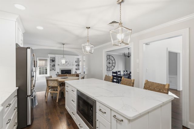 19 Autumn Glen Circle, Nashua, NH 03062