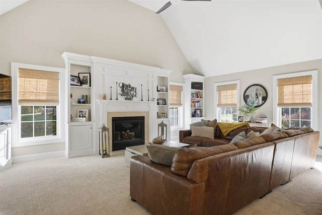 19 Autumn Glen Circle, Nashua, NH 03062