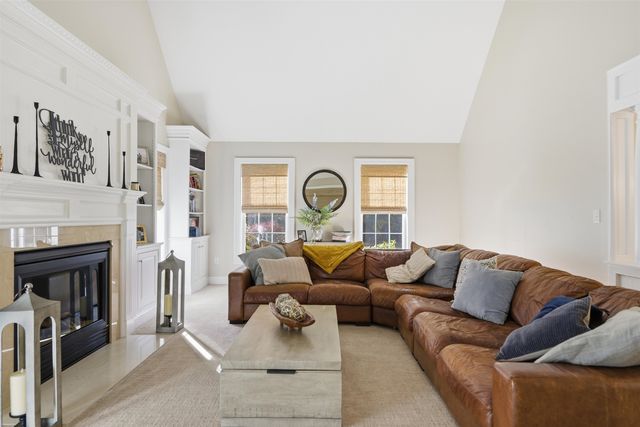19 Autumn Glen Circle, Nashua, NH 03062