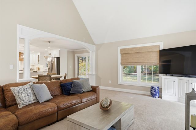 19 Autumn Glen Circle, Nashua, NH 03062