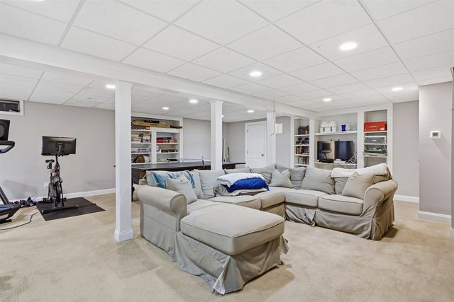 19 Autumn Glen Circle, Nashua, NH 03062