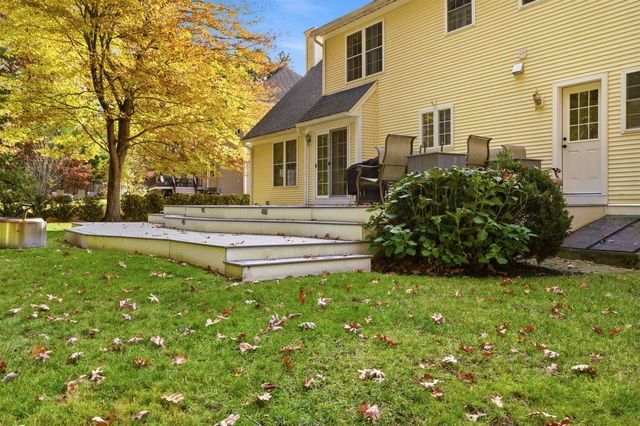 19 Autumn Glen Circle, Nashua, NH 03062