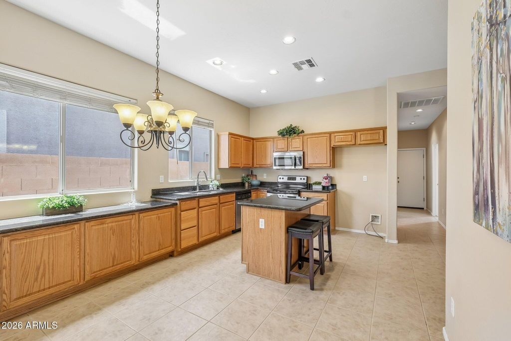 Image 12 of property listing at 3349 W MONTELLO Road, Phoenix, AZ 85086