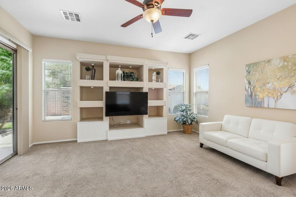 Image 18 of property listing at 3349 W MONTELLO Road, Phoenix, AZ 85086