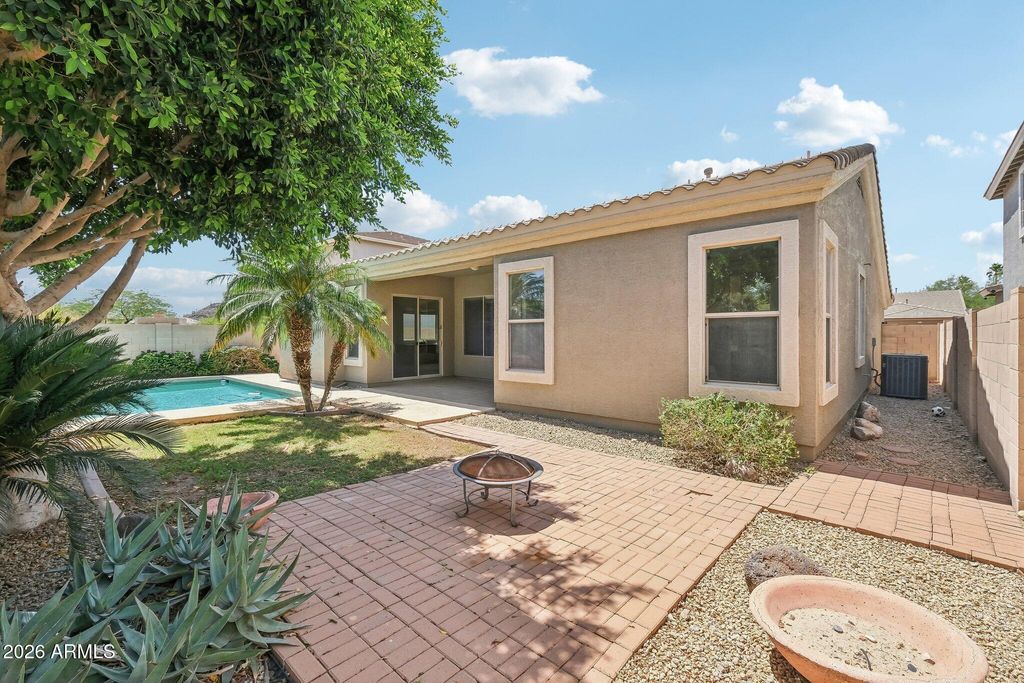 Image 32 of property listing at 3349 W MONTELLO Road, Phoenix, AZ 85086