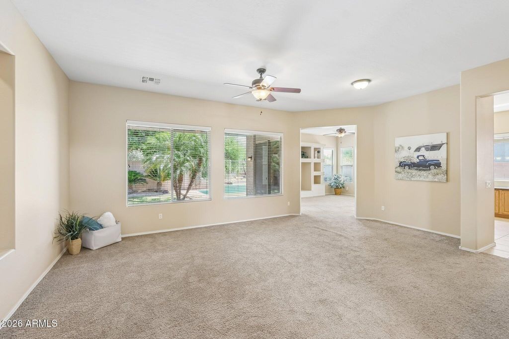 Image 7 of property listing at 3349 W MONTELLO Road, Phoenix, AZ 85086