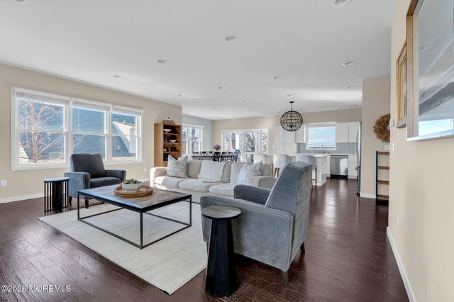 42 Harbor View Lane, Toms River, NJ 08753