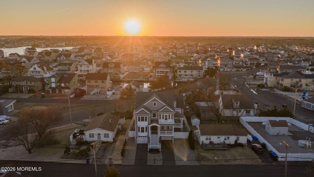 42 Harbor View Lane, Toms River, NJ 08753