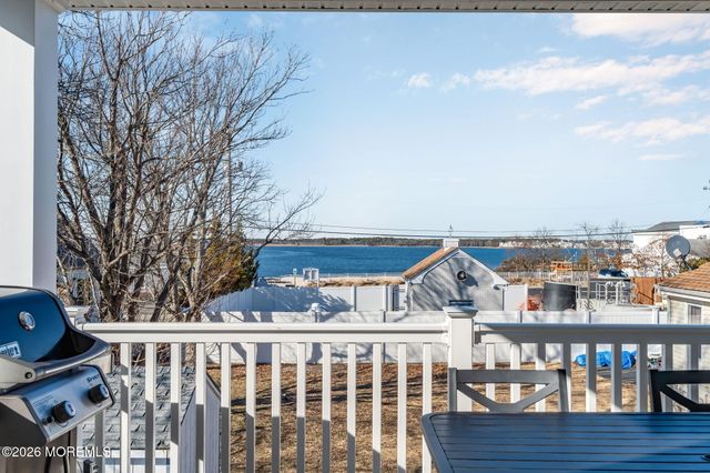 42 Harbor View Lane, Toms River, NJ 08753