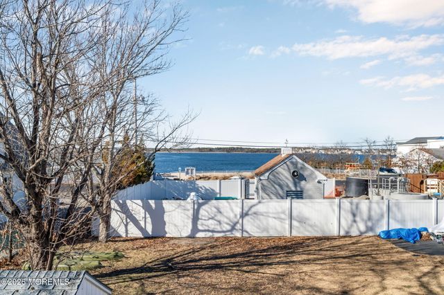 42 Harbor View Lane, Toms River, NJ 08753