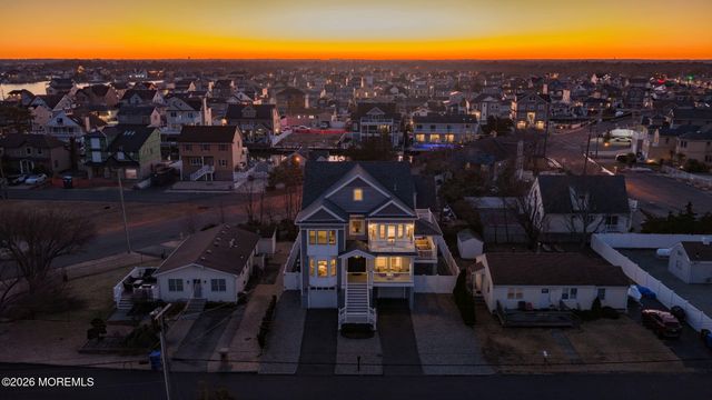 42 Harbor View Lane, Toms River, NJ 08753