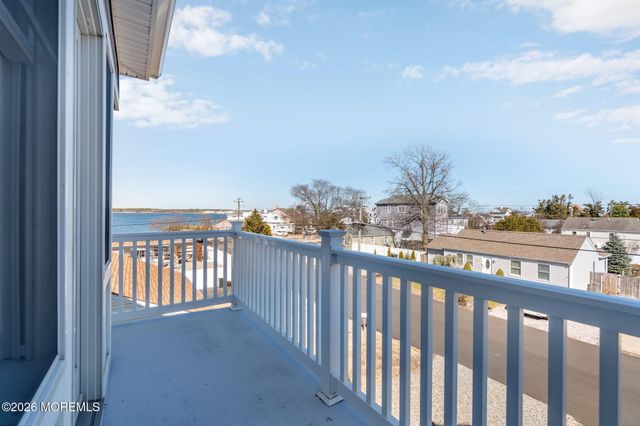 42 Harbor View Lane, Toms River, NJ 08753