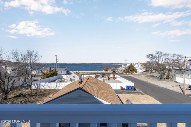 42 Harbor View Lane, Toms River, NJ 08753