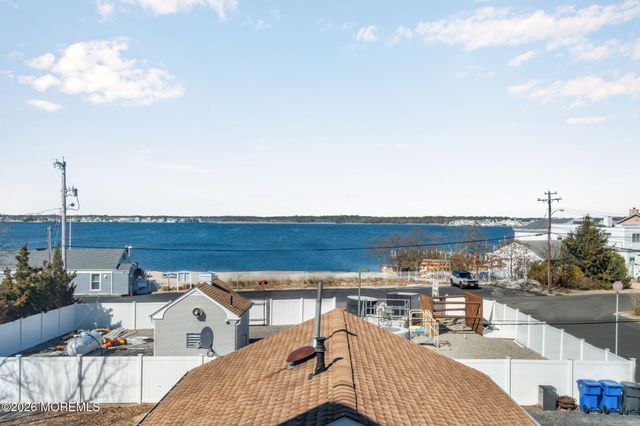 42 Harbor View Lane, Toms River, NJ 08753