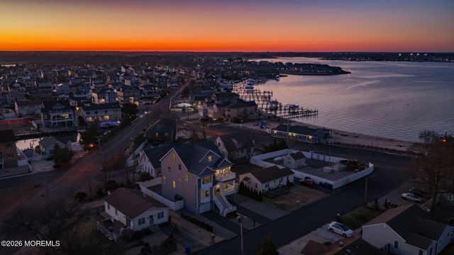 42 Harbor View Lane, Toms River, NJ 08753