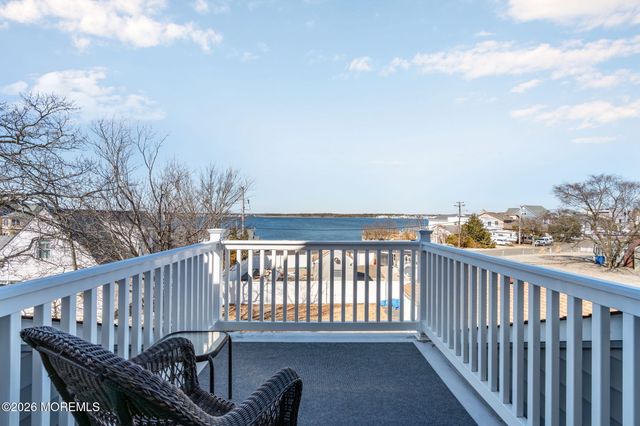 42 Harbor View Lane, Toms River, NJ 08753