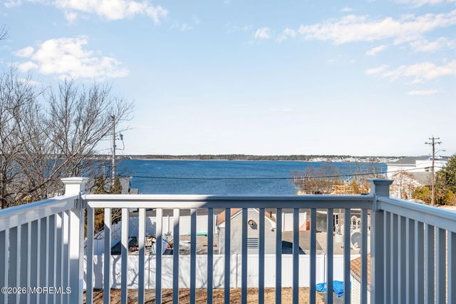 42 Harbor View Lane, Toms River, NJ 08753