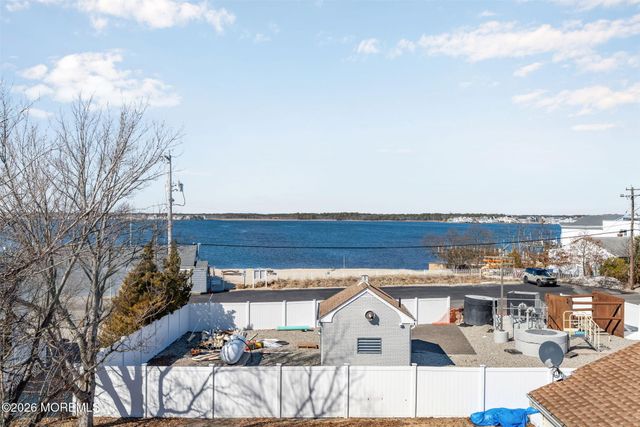 42 Harbor View Lane, Toms River, NJ 08753