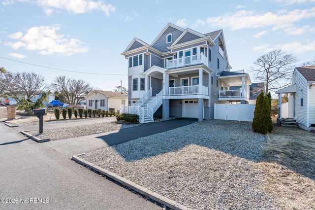 42 Harbor View Lane, Toms River, NJ 08753