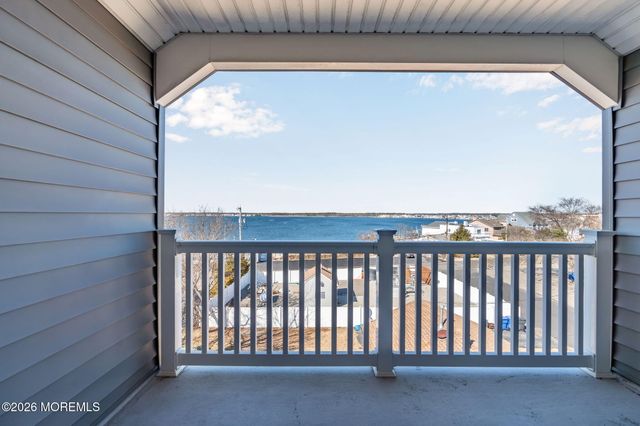 42 Harbor View Lane, Toms River, NJ 08753