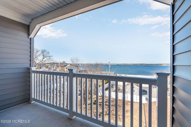 42 Harbor View Lane, Toms River, NJ 08753