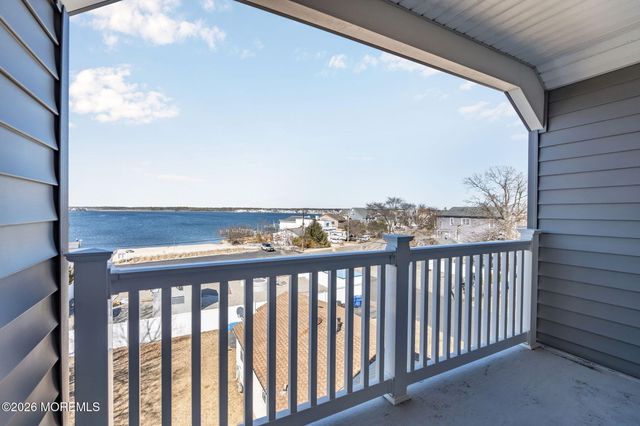 42 Harbor View Lane, Toms River, NJ 08753