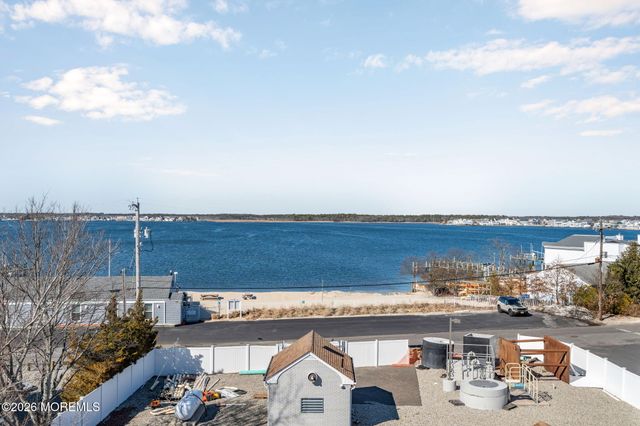 42 Harbor View Lane, Toms River, NJ 08753