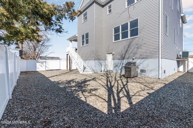 42 Harbor View Lane, Toms River, NJ 08753