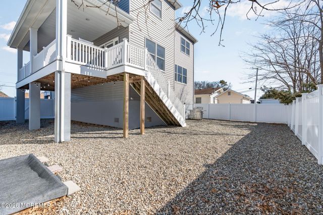 42 Harbor View Lane, Toms River, NJ 08753