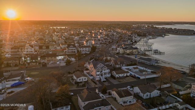 42 Harbor View Lane, Toms River, NJ 08753