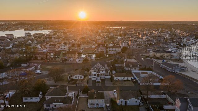 42 Harbor View Lane, Toms River, NJ 08753