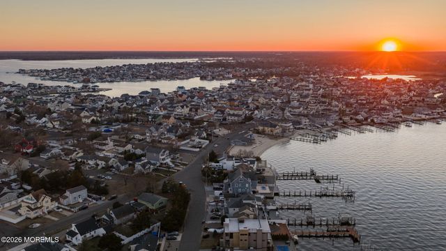 42 Harbor View Lane, Toms River, NJ 08753