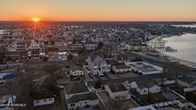 42 Harbor View Lane, Toms River, NJ 08753