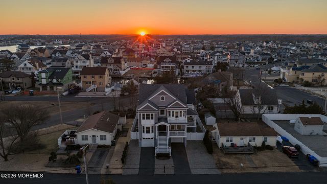 42 Harbor View Lane, Toms River, NJ 08753