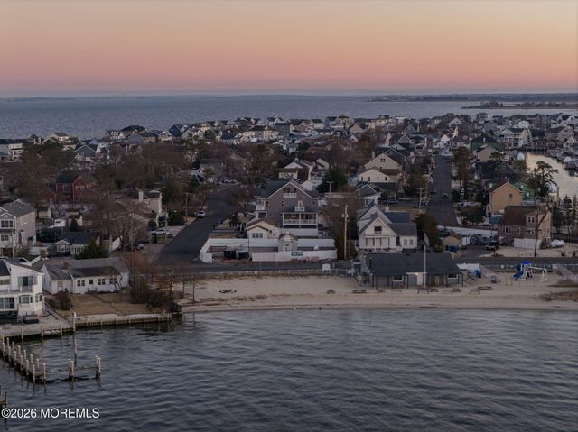 42 Harbor View Lane, Toms River, NJ 08753