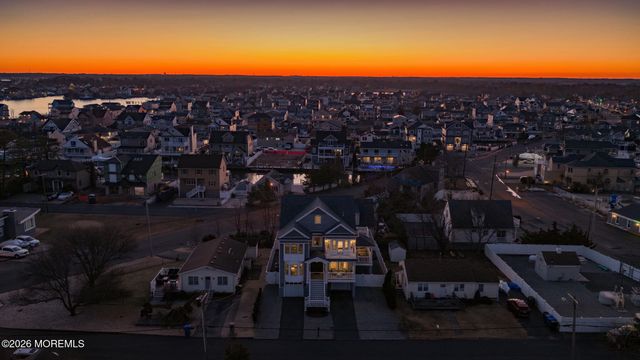 42 Harbor View Lane, Toms River, NJ 08753