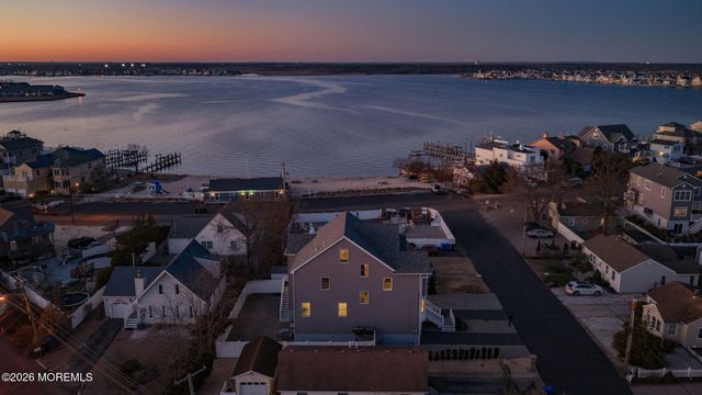 42 Harbor View Lane, Toms River, NJ 08753