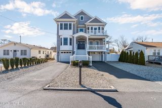 42 Harbor View Lane, Toms River, NJ 08753