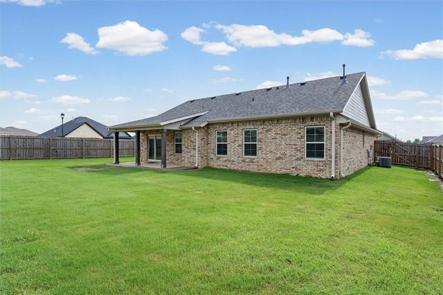 889 Fair Oaks Street, Tontitown, AR 72762