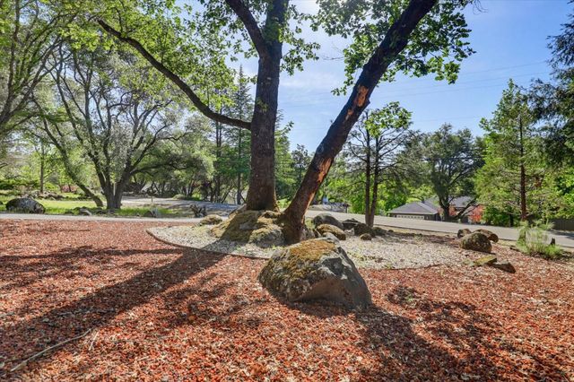 18278 Jayhawk Dr, Penn Valley, CA 95946
