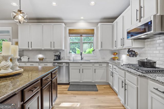 1351 Ashbury Park Way E, Hoschton, GA 30548