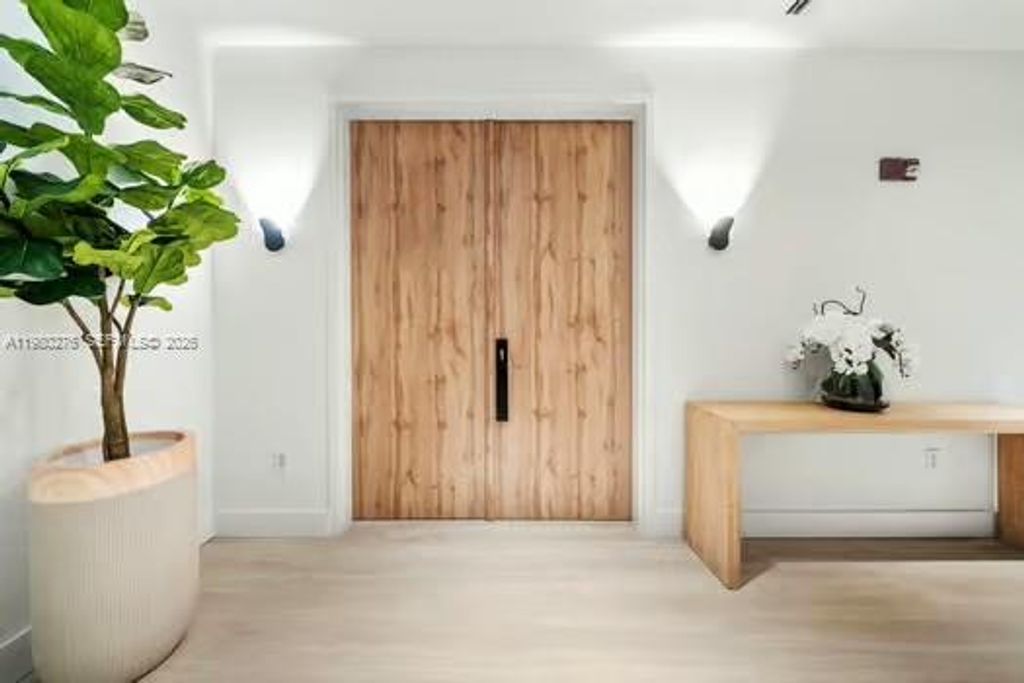 100 S Pointe Dr 1701, Miami Beach, FL 33139