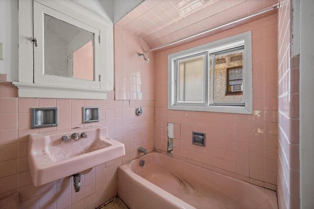 2413 E Belleview PLACE, Milwaukee, WI 53211
