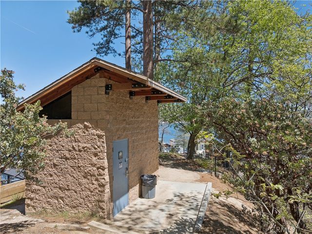222 Holiday, Lake Arrowhead, CA 92352