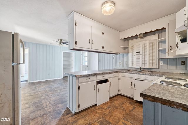 7560 Carrollburg Drive, Fayetteville, NC 28303