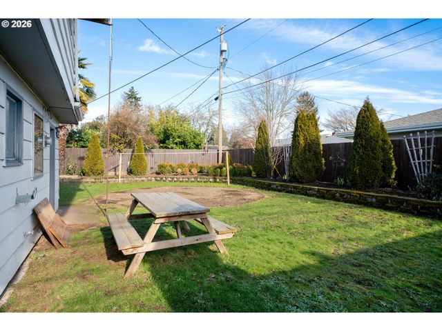 389 MAXWELL Rd, Eugene, OR 97404